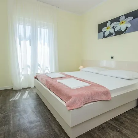 Hotel 1 *