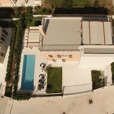 Hotel 1 *